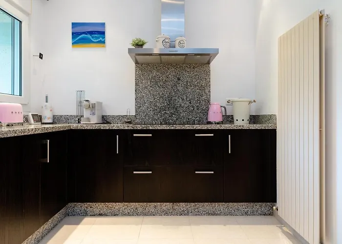 Willa Francia, Elviria