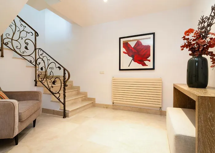 Willa Francia, Elviria